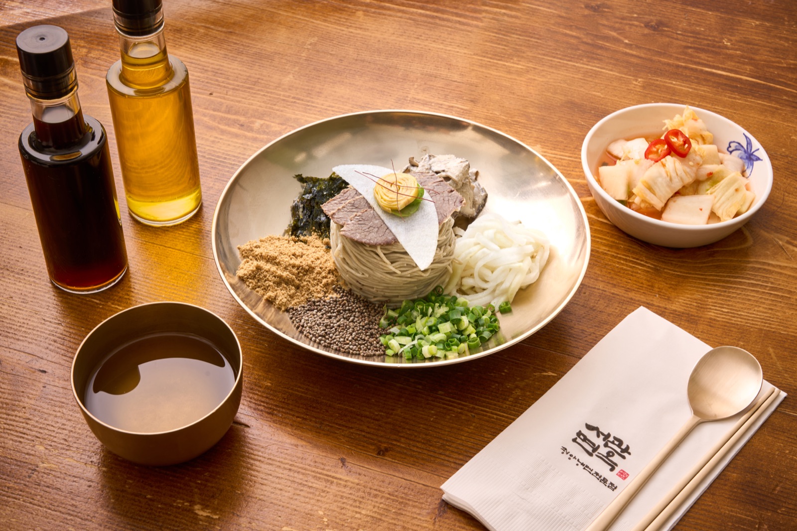 서관면옥 골동냉면, 들기름과 간장을 곁들인 비빔 메밀면 상차림