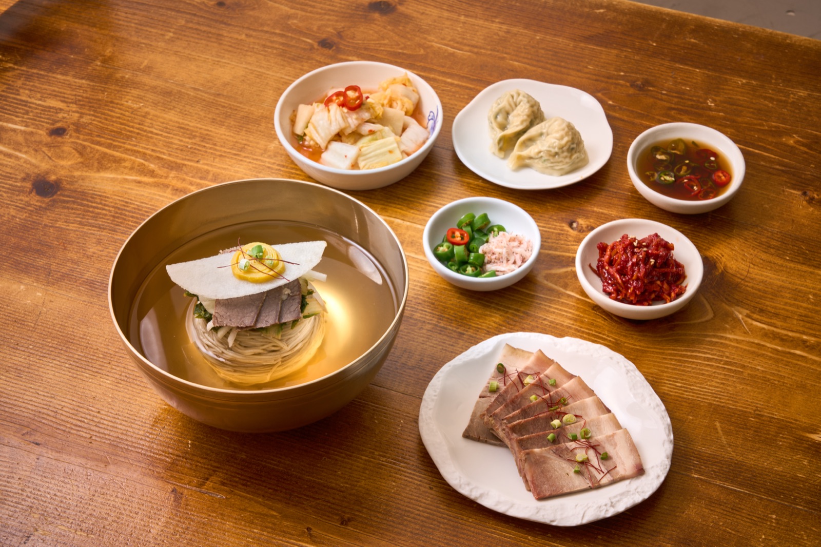 서관면옥 평양냉면 한 상, 돝제육 수육과 서관만두를 곁들인 상차림