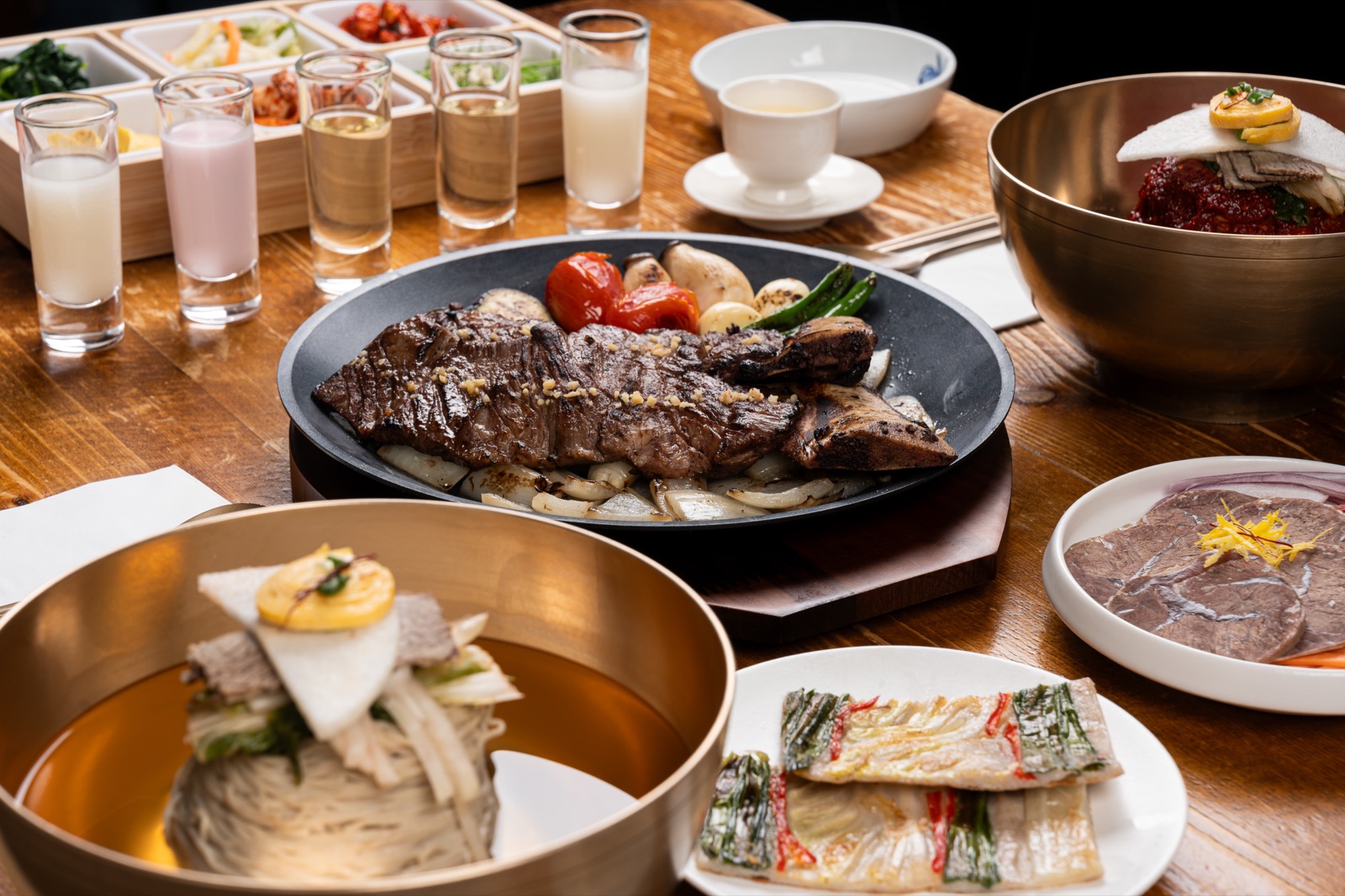 서관면옥 선주후면 상차림, 전통주와 구이 안주 뒤에 놓인 평양냉면