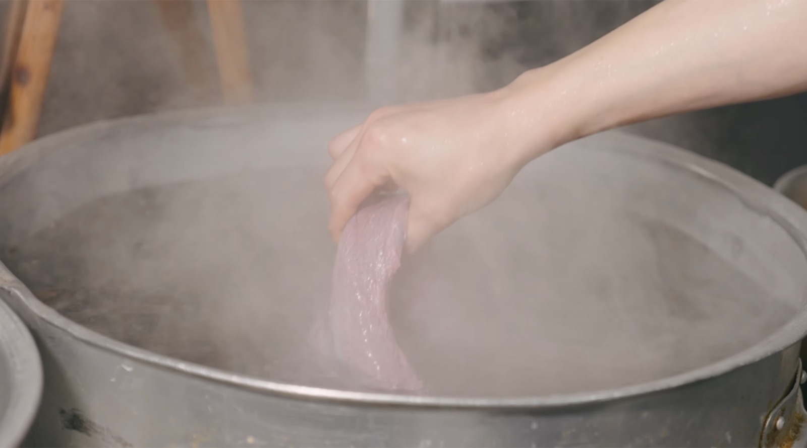 김이 오르는 솥에 육수용 한우 고기를 넣는 모습